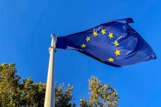 Cờ các nước Liên minh châu Âu (EU). (Ảnh: Xinhua)