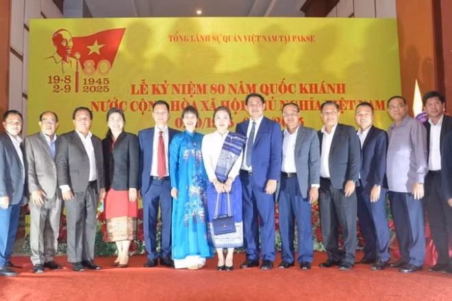 Các đại biểu chụp ảnh kỷ niệm tại Lễ kỷ niệm 80 năm Quốc khánh nước CHXHCN Việt Nam. (Ảnh: Đỗ Bá Thành/TTXVN)
