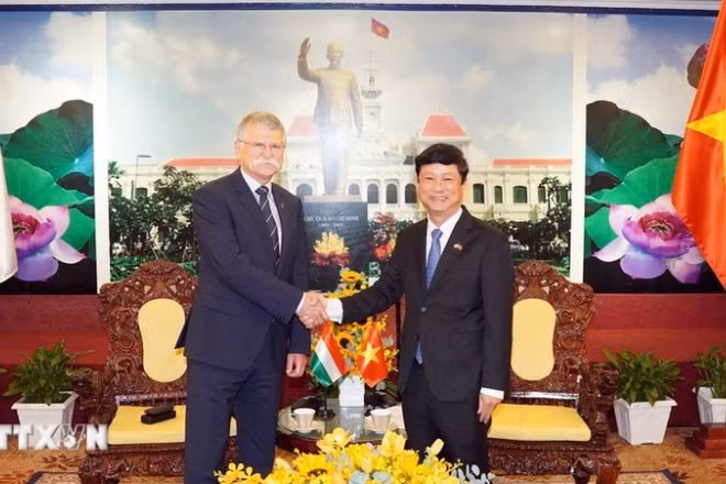 Phó Bí thư Thành ủy, Chủ tịch Hội đồng Nhân dân Thành phố Hồ Chí Minh Võ Văn Minh tiếp Chủ tịch Quốc hội Hungary Kover Laszlo. (Ảnh: TTXVN)