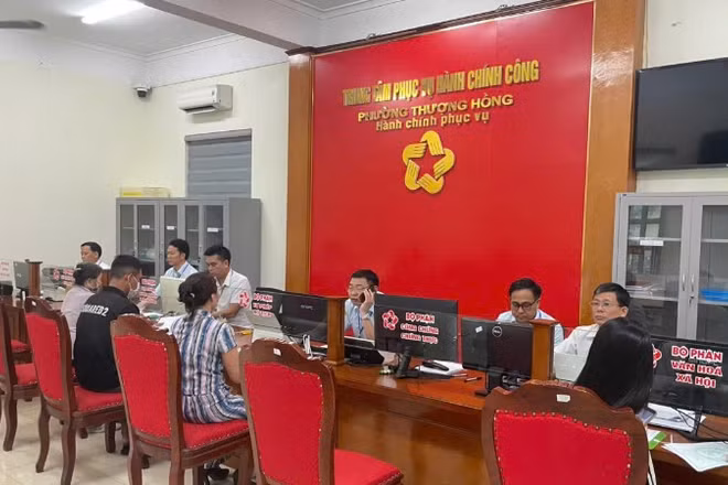 Người dân đến làm thủ tục tại Trung tâm phục vụ hành chính công phường Thượng Hồng, tỉnh Hưng Yên. (Ảnh: CÔNG ĐẠT)