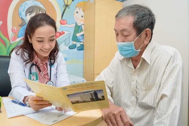 Bác sĩ tại Bệnh viện đại học Y dược Thành phố tư vấn về tiêm vaccine phòng bệnh RSV cho người cao tuổi.