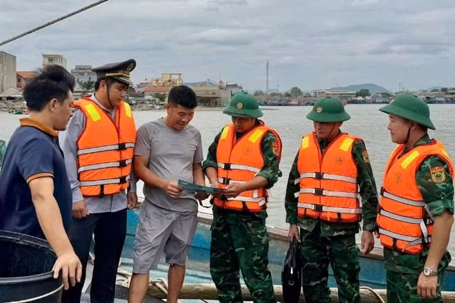 Lực lượng chức năng Nghệ An trực tiếp xuống tàu tuyên truyền cho ngư dân về chống khai thác IUU.
