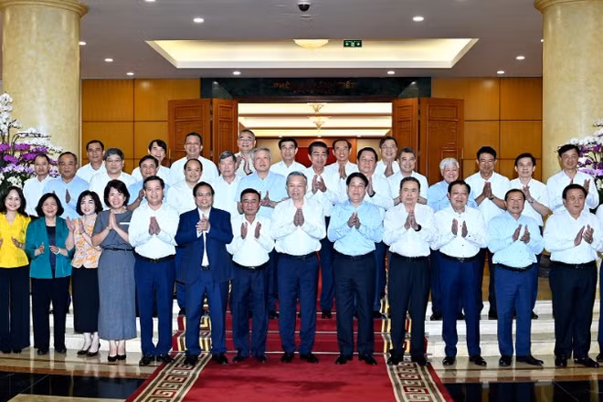 Tổng Bí thư Tô Lâm và các đồng chí lãnh đạo Đảng, Nhà nước với Ban Thường vụ Đảng ủy các cơ quan Đảng Trung ương. (Ảnh: ĐĂNG KHOA)