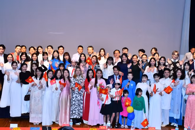 Đông đảo bà con kiều bào Việt Nam đang sinh sống, học tập và làm việc tại khu vực Kansai, Nhật Bản đến tham dự chương trình "Tiếng Mẹ nơi xa".
