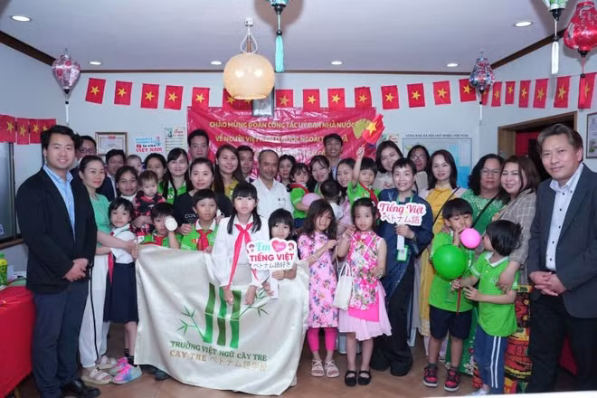 Đoàn công tác của Ủy ban Nhà nước về người Việt Nam ở nước ngoài đến thăm và làm việc tại Trường Việt ngữ Cây Tre (Kansai, Nhật Bản).