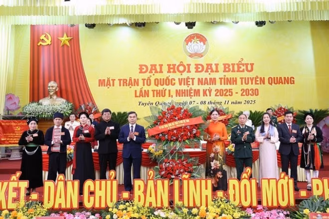 Đồng chí Hà Thị Nga, Ủy viên Trung ương Đảng, Phó Chủ tịch Ủy ban Trung ương Mặt trận Tổ quốc Việt Nam tặng hoa chúc mừng Đại hội.