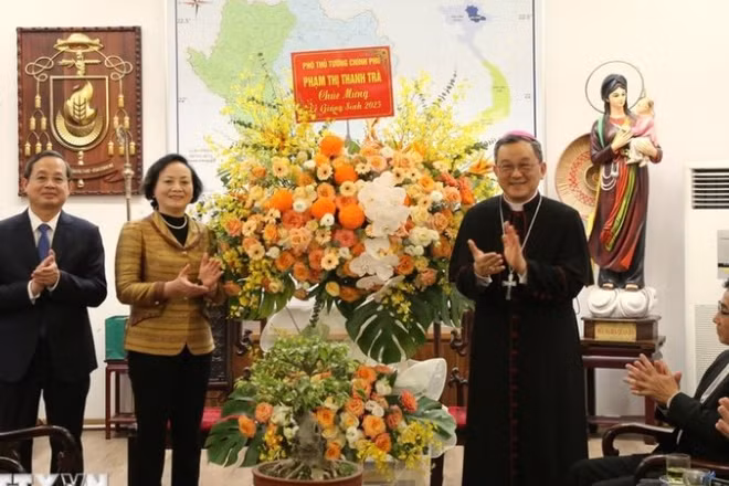 Phó Thủ tướng Chính phủ Phạm Thị Thanh Trà (thứ 2 từ phải) tặng hoa chúc mừng Tòa Giám mục Bắc Ninh. (Ảnh: Thái Hùng/TTXVN)