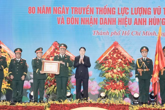 Chủ tịch nước Lương Cường trao danh hiệu Anh hùng lực lượng vũ trang nhân dân tặng Lực lượng vũ trang Quân khu 7. (Ảnh: Xuân Kỳ)