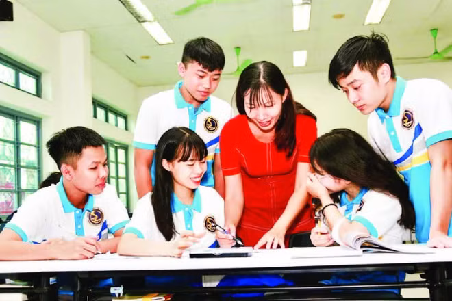 Giảng viên và sinh viên Trường đại học Giao thông vận tải trong giờ học môn Hình họa-Vẽ kỹ thuật.