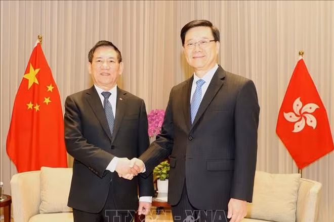 Phó Thủ tướng Hồ Đức Phớc và Trưởng đặc khu Hong Kong Lý Gia Siêu. (Ảnh: Xuân Vịnh/PV TTXVN tại Hong Kong)