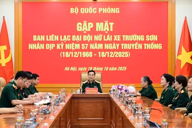 Đại tướng Phan Văn Giang chủ trì gặp mặt Ban liên lạc Đại đội Nữ lái xe Trường Sơn. (Ảnh: Việt Trung/QĐND)