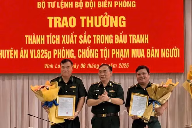 Thiếu tướng Đỗ Ngọc Cảnh trao thưởng cho tập thể có thành tích xuất sắc trong đấu tranh Chuyên án VL825p phòng, chống tội phạm mua bán người.