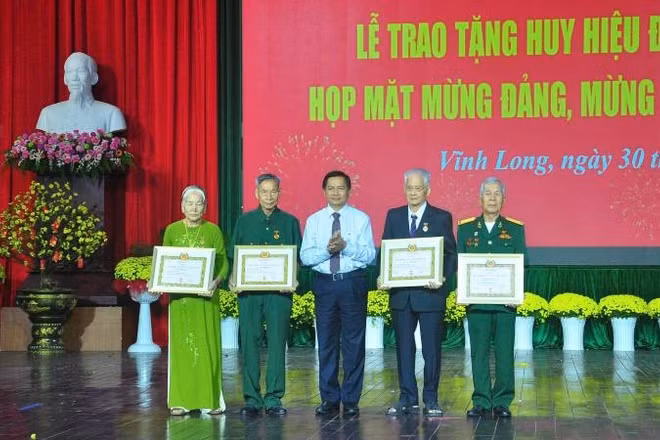 Tỉnh ủy Vĩnh Long trao Huy hiệu Đảng cho các đảng viên.