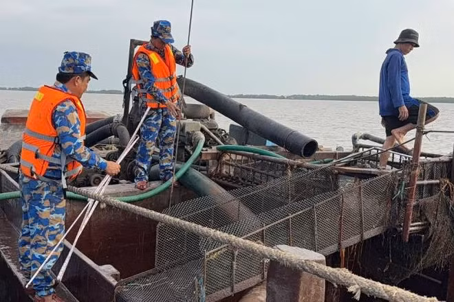 Lực lượng Bộ đội Biên phòng tỉnh Vĩnh Long bắt giữ 4 phương tiện vận chuyển cát trái phép.