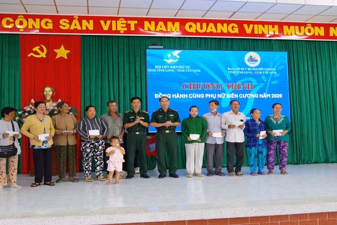 Bộ đội Biên phòng tỉnh Vĩnh Long tặng quà cho người dân có hoàn cảnh khó khăn tại khu vực biên giới. (Ảnh: TRẦN GIỎI)