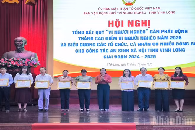 Trao bằng khen tặng các tập thể, cá nhân có thành tích tiêu biểu trong đóng góp cho Quỹ “Vì người nghèo” và công tác an sinh xã hội giai đoạn 2024-2026. (Ảnh: HOÀNG TRUNG)
