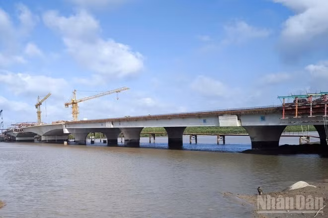 Công trình cầu Ba Lai 8 đang đẩy nhanh tiến độ xây dựng, sớm hoàn thành đưa vào sử dụng. (Ảnh: HOÀNG TRUNG)