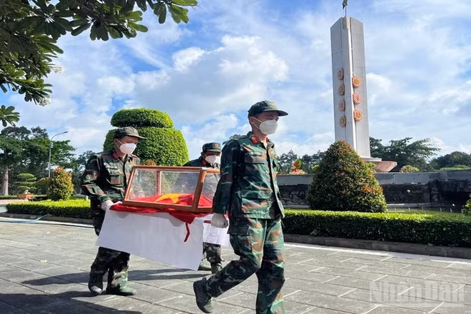 Quy tập hài cốt liệt sĩ chưa xác định danh tính tại Nghĩa trang Liệt sĩ Bến Tre, phường Phú Tân, tỉnh Vĩnh Long. (Ảnh: HOÀNG TRUNG)