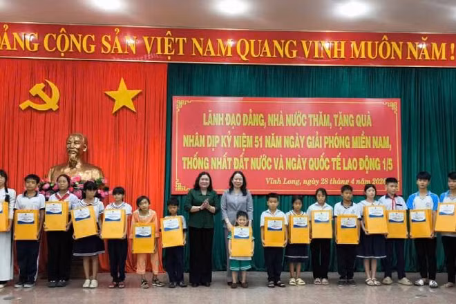 Phó Chủ tịch nước Võ Thị Ánh Xuân cùng lãnh đạo chính quyền địa phương tặng quà cho trẻ em có hoàn cảnh khó khăn tại tỉnh Vĩnh Long.