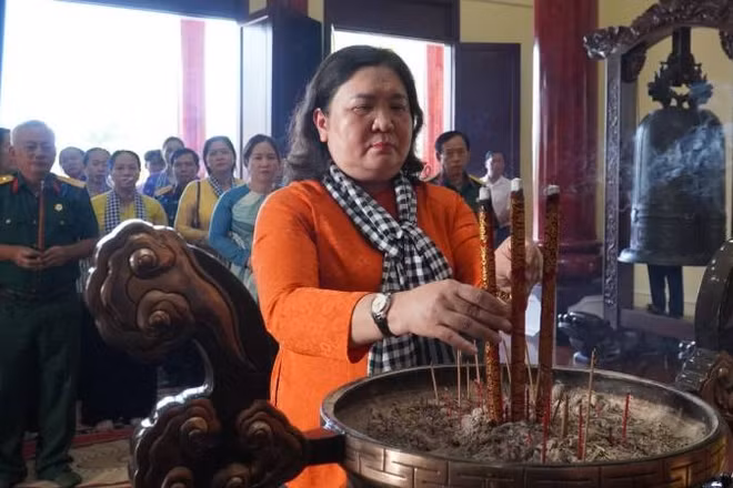 Đồng chí Hồ Thị Hoàng Yến, Ủy viên Ban Chấp hành Trung ương Đảng, Phó Bí thư Thường trực Tỉnh ủy Vĩnh Long cùng đoàn công tác dâng hương nhân kỷ niệm 106 năm ngày sinh nữ tướng Nguyễn Thị Định.