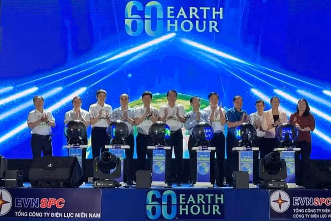 Đại biểu tham dự buổi lễ thực hiện nghi thức tắt đèn hưởng ứng Giờ Trái đất năm 2026.