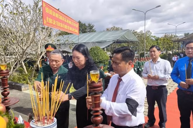 Đại biểu tham dự buổi lễ dâng hương cho các anh hùng liệt sĩ. (Ảnh: HOÀNG TRUNG)
