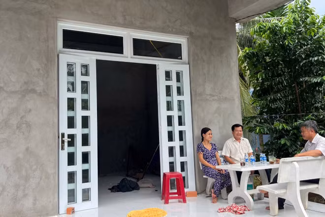 Gia đình bà Duyên vui mừng bên căn nhà mới vừa được hỗ trợ xây dựng. (Ảnh: HOÀNG TRUNG)