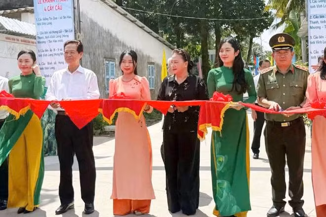 Đại biểu tham dự buổi lễ thực hiện nghi thức cắt băng khánh thành cầu Đình, xã Hưng Nhượng (tỉnh Vĩnh Long). 