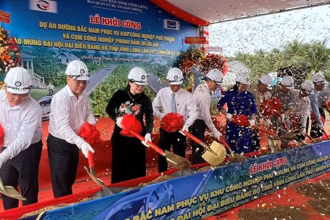 Lãnh đạo tham dự buổi Lễ thực hiện nghi thức khởi công Dự án đường Bắc Nam. (Ảnh: HOÀNG TRUNG)