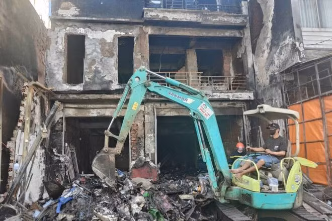 Hiện trường vụ cháy tại cửa hàng chuyên kinh doanh văn phòng phẩm ở xã Bình Đại (tỉnh Vĩnh Long).