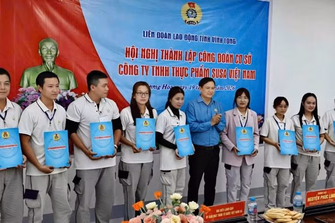 Đồng chí Nguyễn Phúc Linh, Chủ tịch Liên đoàn Lao động tỉnh Vĩnh Long trao quyết định kết nạp đoàn viên cho người lao động tại Công ty Trách nhiệm hữu hạn Thực phẩm Susa Việt Nam.