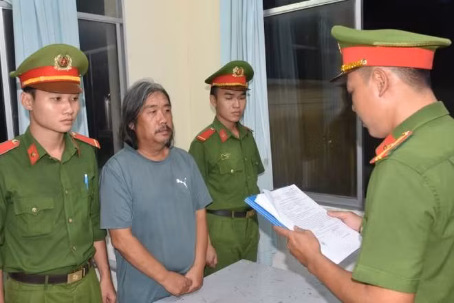 Đối tượng Lynh bị khởi tố, bắt tạm giam để điều tra hành vi giết người (Ảnh: Công an Vĩnh Long)