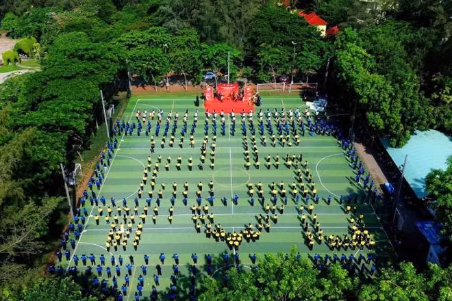 Giảng viên, sinh viên đồng diễn xếp hình kỷ niệm 25 năm Đại học Trà Vinh.