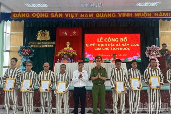 Đại biểu tham dự buổi lễ trao quyết định đặc xá cho các phạm nhân.