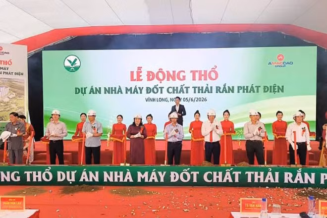 Đại biểu tham dự buổi lễ thực hiện nghi thức khởi công Dự án nhà máy đốt chất thải rắn tại tỉnh Vĩnh Long.