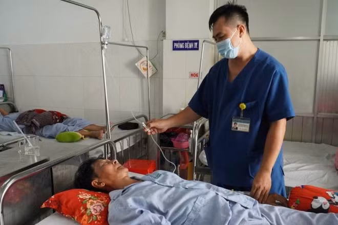 Ông Phạm Văn Nuôi (ngụ xã Tân Thanh Bình) được chăm sóc sau phẫu thuật tại khoa Ngoại Thần kinh (Bệnh viện Nguyễn Đình Chiểu).