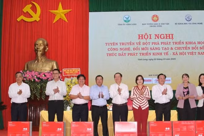 Đồng chí Huỳnh Thành Đạt và nhà báo Lê Nam Tư trao tặng 10 máy in Canon cho Ban Tuyên giáo và Dân vận các tỉnh, thành phố tham dự Hội nghị.