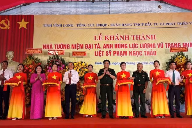 Đại biểu tham dự buổi lễ thực hiện nghi thức cắt băng khánh thành công trình. (Ảnh: HOÀNG TRUNG)