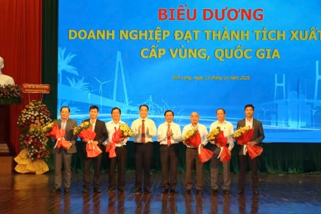 Đại diện các doanh nghiệp được biểu dương trong buổi họp mặt. (Ảnh: HOÀNG TRUNG)