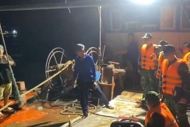 Lực lượng bộ đội biên phòng phát hiện hai tàu đánh cá sai quy định.