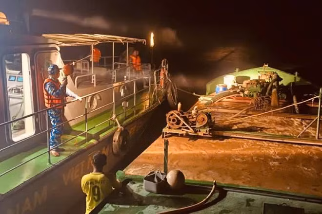 Lực lượng Bộ đội Biên phòng tỉnh Vĩnh Long phát hiện phương tiện đường thủy khai thác cát lòng sông trái phép.