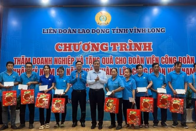 Lãnh đạo tỉnh Vĩnh Long thăm, tặng quà cho công nhân lao động có hoàn cảnh khó khăn tại Công ty cổ phần Đông Hải Bến Tre.
