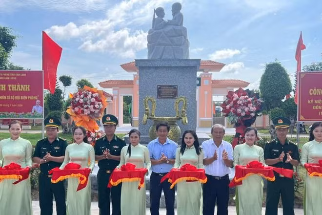 Lãnh đạo tham dự buổi lễ thực hiện nghi thức cắt băng khánh thành công trình "Bác Hồ với chiến sĩ Bộ đội Biên phòng".