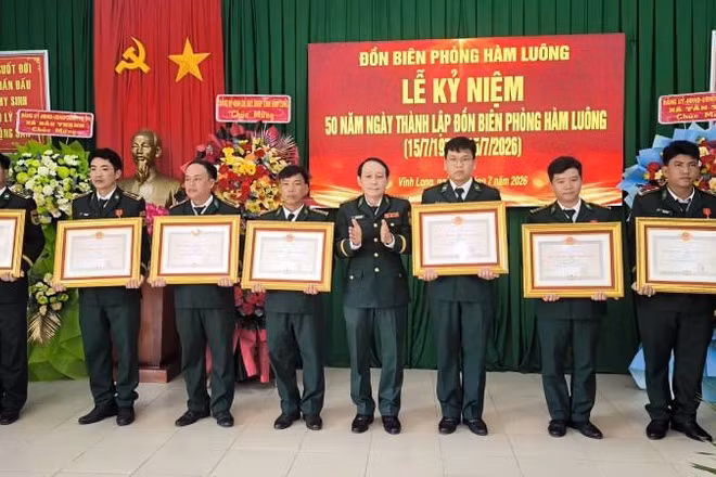 Đại biểu tham dự buổi lễ trao Huy chương Chiến sĩ vẻ vang cho 7 cán bộ, chiến sĩ Đồn Biên phòng Hàm Luông.