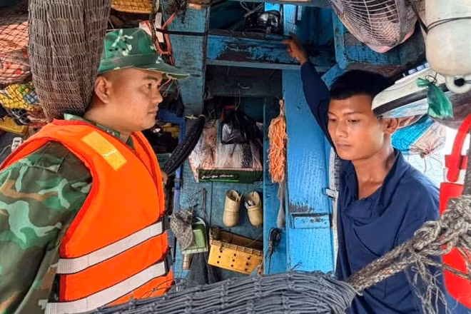 Đối tượng P. bị lực lượng chức năng bắt giữ do tàng trữ chất ma túy trái phép trên tàu đánh cá.