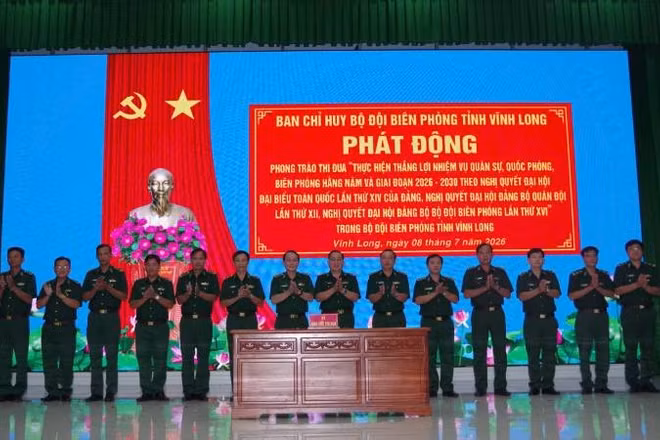 Các đơn vị trực thuộc Bộ đội Biên phòng tỉnh Vĩnh Long ký giao ước thi đua tại buổi phát động.