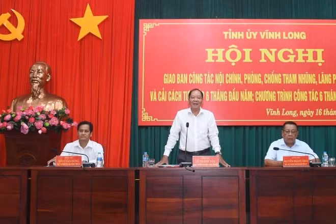 Lãnh đạo tỉnh Vĩnh Long chủ trì hội nghị.