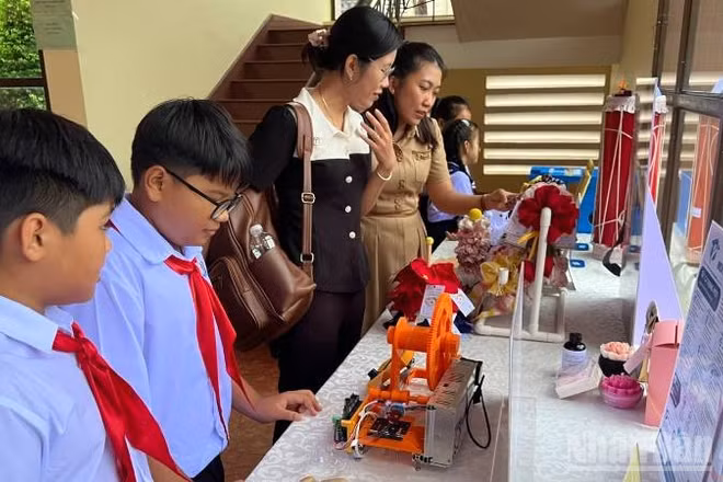 Học sinh và đại biểu tham dự hội nghị tham quan các đề tài đoạt giải tại cuộc thi. (Ảnh: HOÀNG TRUNG)