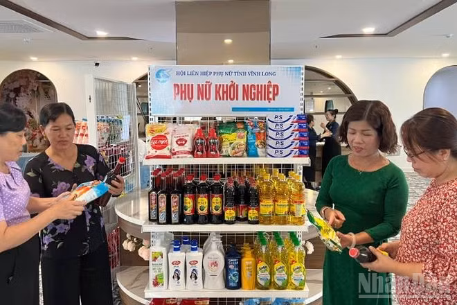 Phụ nữ tỉnh Vĩnh Long được ký gửi hàng hóa để khởi nghiệp kinh doanh. (Ảnh: HOÀNG TRUNG)