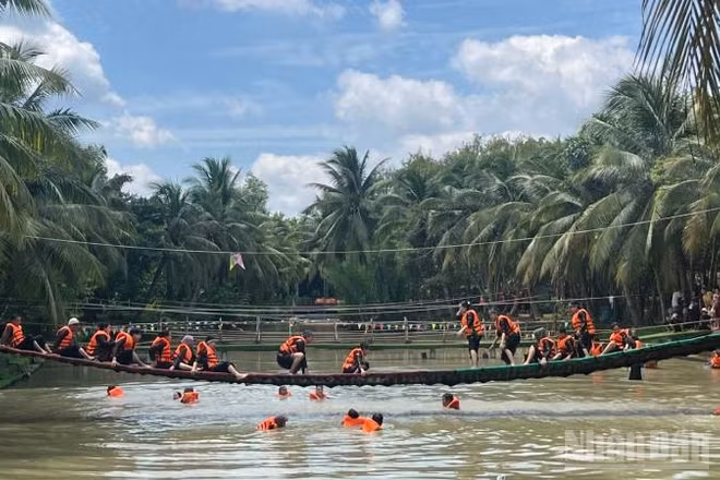 Khách du lịch đến tham quan, trải nghiệm tại Khu du lịch Lan Vương (phường An Hội, tỉnh Vĩnh Long) trong dịp Quốc khánh 2/9. (Ảnh: HOÀNG TRUNG)